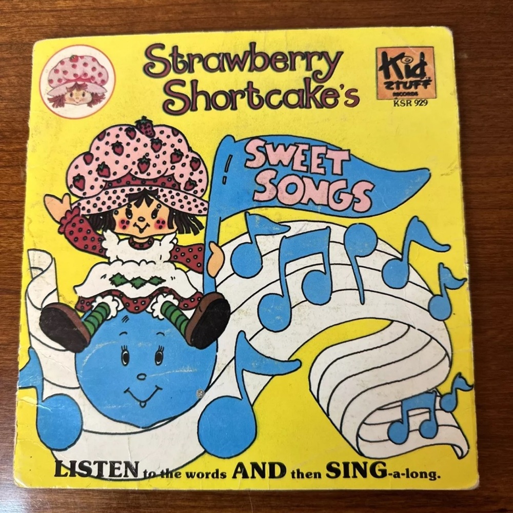 STRAWBERRY SHORTCAKE’S VINTAGE 1980 SWEET SONGS VINYL RECORD & SING ALONG BOOK